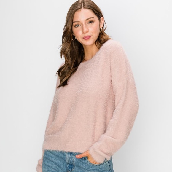 Sweaters - 💕NWT! Round Neck Loose Fuzzy Sweater